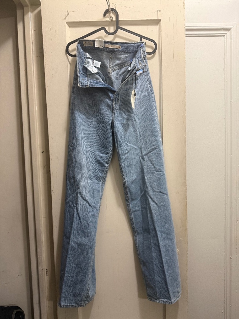 Levis Premium high loose women jeans. Light blue wide straight legs, size 24x31